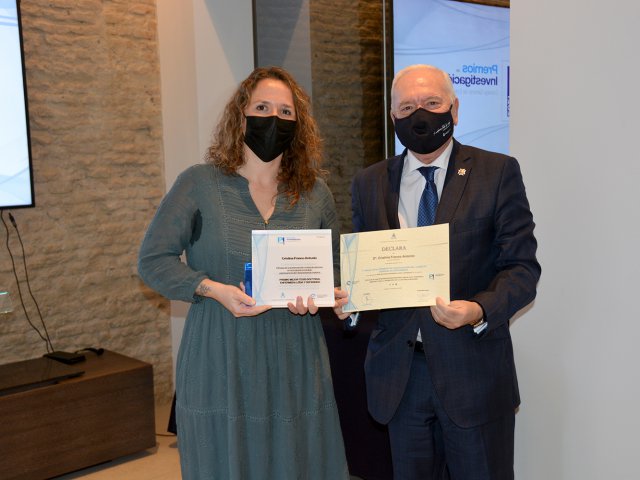 Cristina Franco, mejor tesis doctoral enfermera, recibe el premio de Florentino Pérez Raya, presidente del CGE